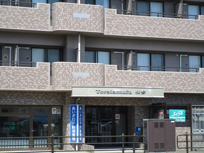 トライアムフ仙台の物件外観写真