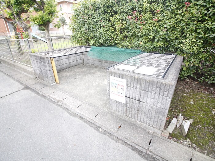 レジュウィールEの物件外観写真