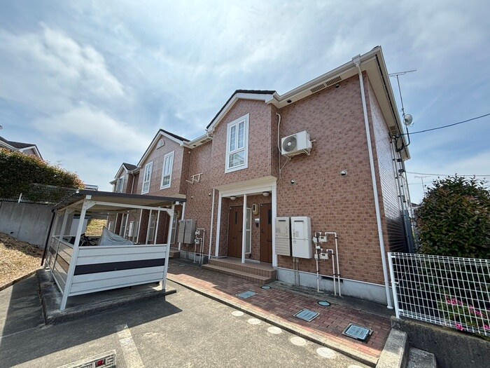 グランデパインヒルズBの物件外観写真