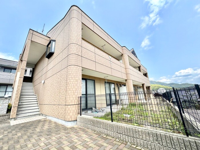 プレザンス西山本の物件外観写真