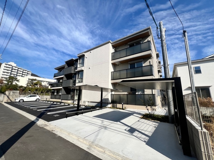 スリール・コートの物件外観写真