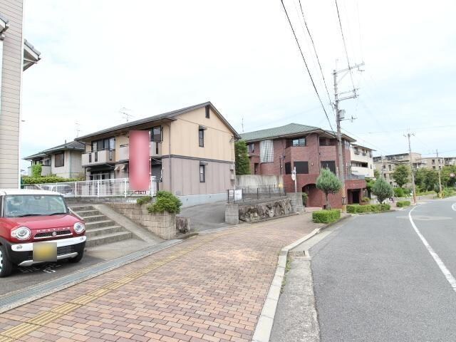 王寺駅 バス13分  桜ヶ丘1丁目下車：停歩1分 2階の物件外観写真