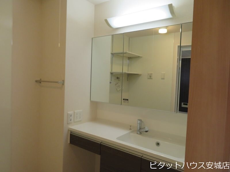 ハイツ岡崎柱　南棟の物件内観写真