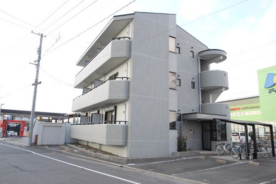 スリーサンズの物件外観写真