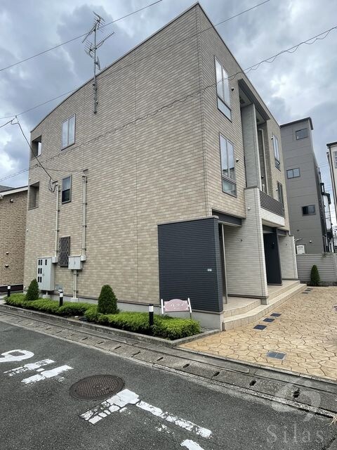 プレウスの物件外観写真