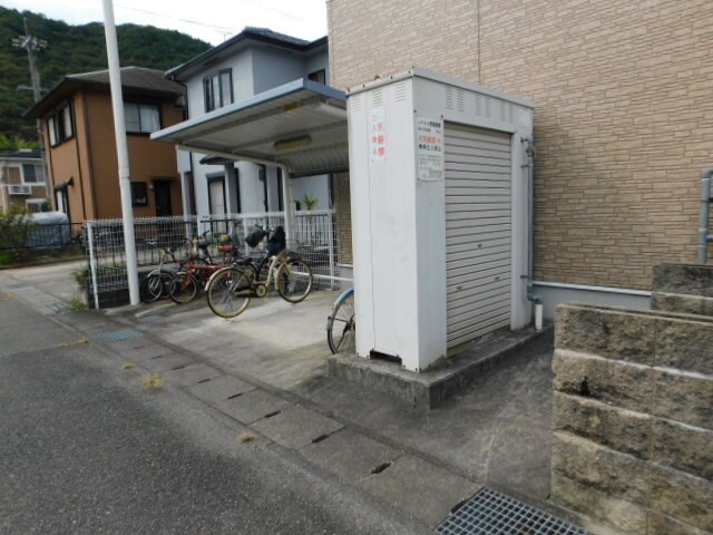 余部駅 バス15分  郵便局前下車：停歩2分 2階の物件外観写真