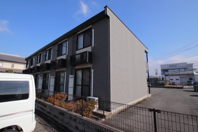 レオパレスヴェルデ美原の物件外観写真