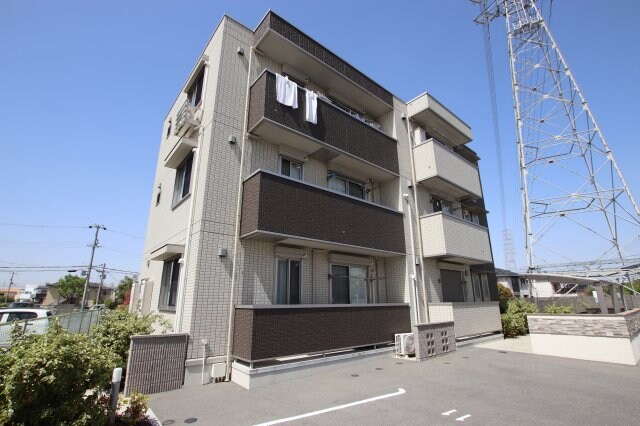 ファミーユ深井の物件外観写真