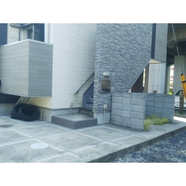 本八幡駅 徒歩8分 1階の物件外観写真