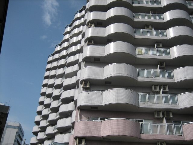 シャンテ川西4号棟の物件外観写真