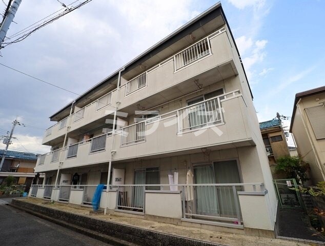 美山マンションの物件外観写真