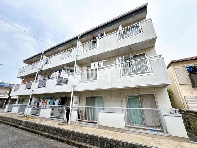 美山マンションの物件外観写真