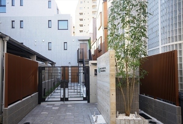 ウェルスクエアイズム四谷大京町の物件外観写真