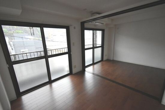 新山下三番館の物件内観写真