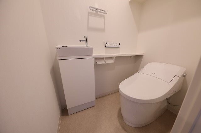 新宿御苑前駅 徒歩5分 6階の物件内観写真