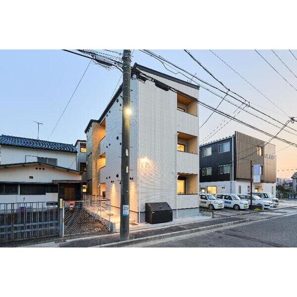 シャンブル高畑の物件外観写真