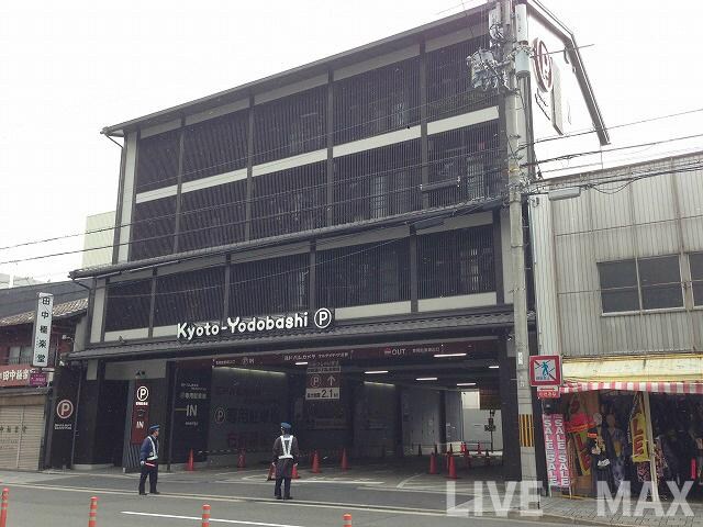 マンションロードウェイの物件外観写真