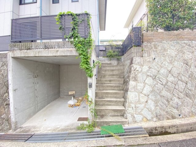 逆瀬台5丁目一戸建貸家の物件外観写真