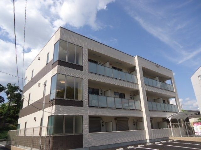 ラ・ジュネス　Ｓｅｎｒｉの物件外観写真