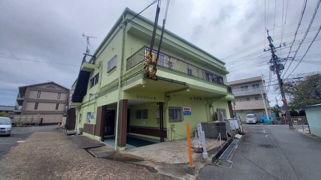 サンプレーネの物件外観写真