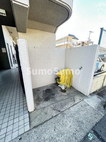 アングラーダムの物件外観写真