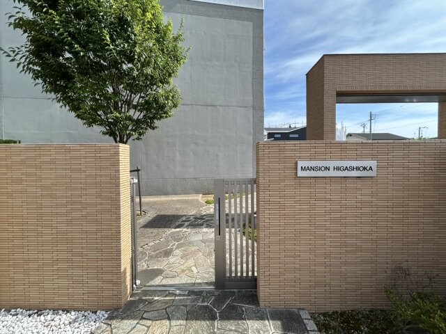 マンション東岡の物件外観写真