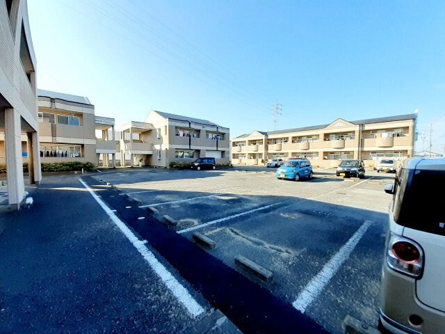 クィーンズコートＢ棟の物件外観写真