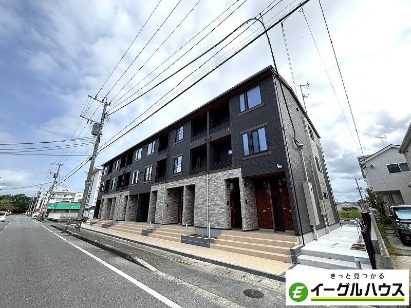 ファミリア長門石の物件外観写真