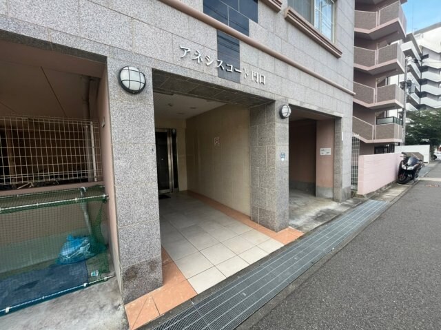 アネシスコート門口の物件外観写真