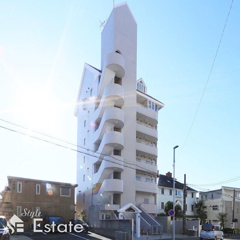 フローレスタナベの物件外観写真