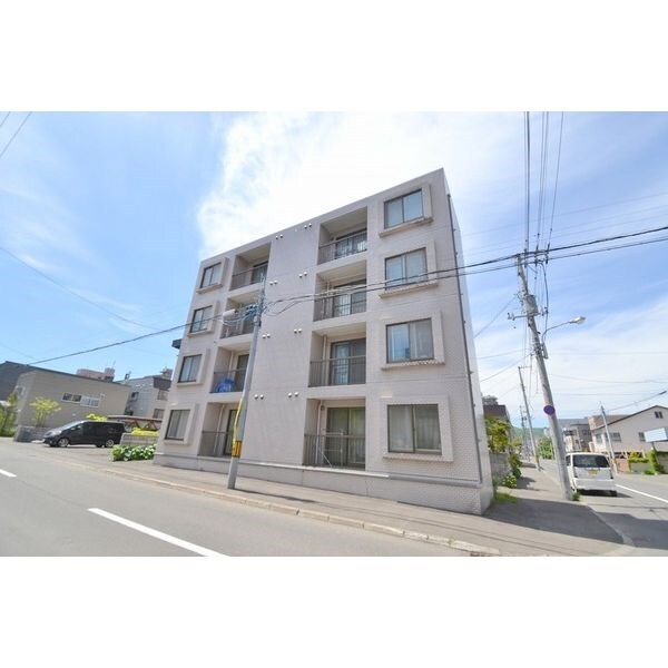 ルナグランス山鼻の物件外観写真