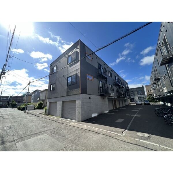 フォルム八軒の物件外観写真