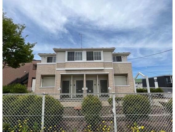 ロイヤルヒルズA棟の物件外観写真