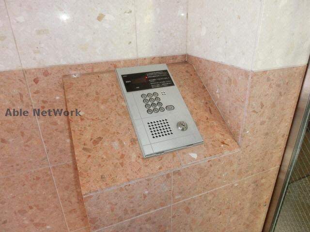 自治会館入口 徒歩3分 6階の物件外観写真