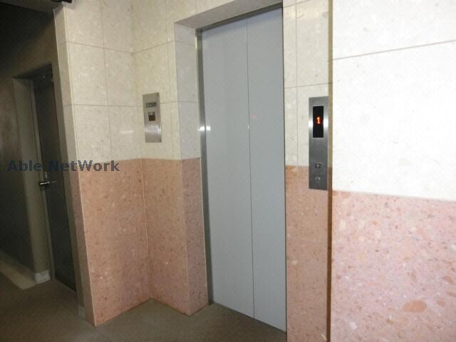 自治会館入口 徒歩3分 6階の物件外観写真