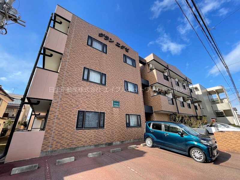 グランエグゼの物件外観写真