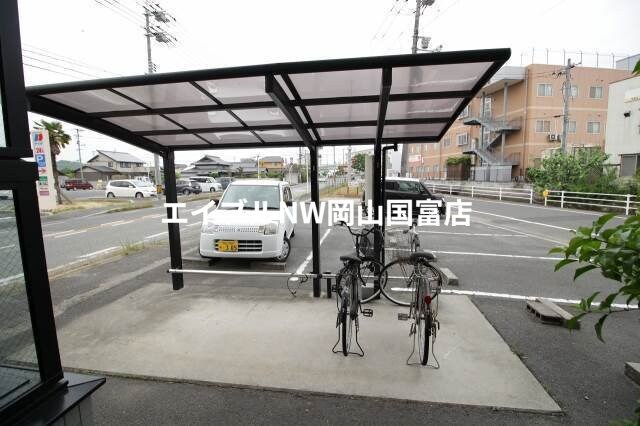 スリーサンズの物件外観写真