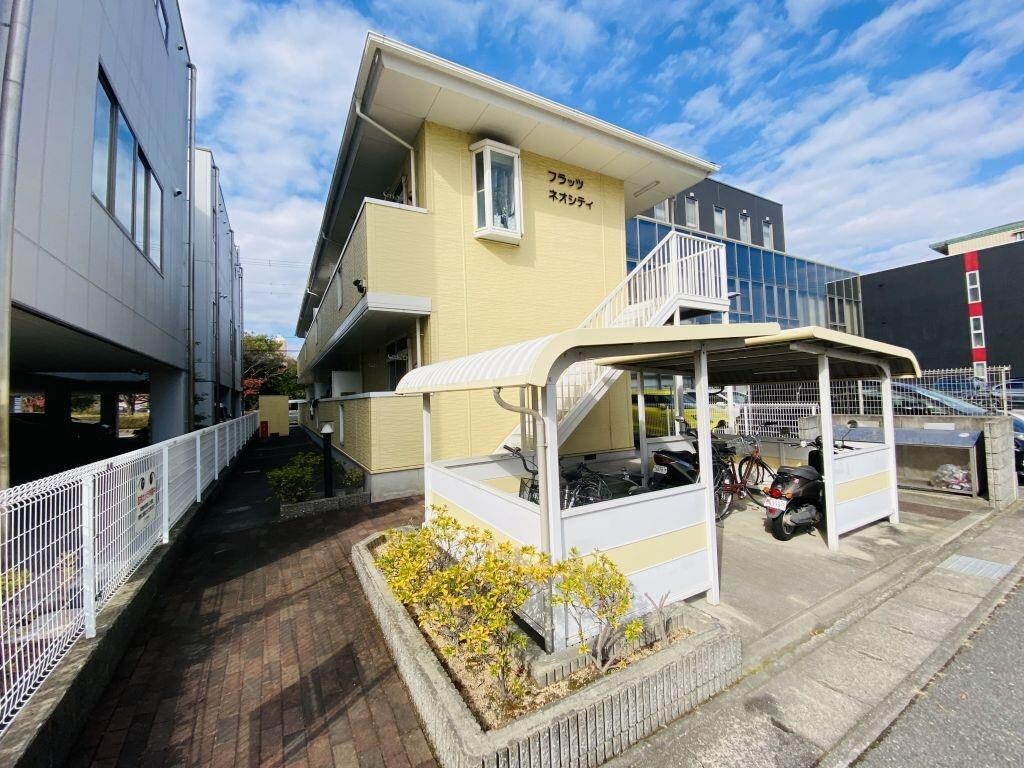 フラッツネオシティーの物件外観写真