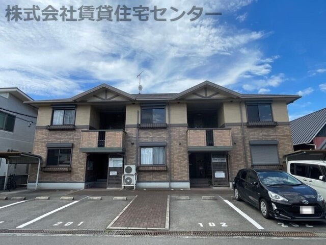 パインズコートの物件外観写真