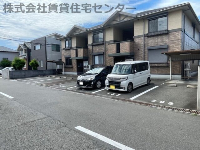 パインズコートの物件外観写真