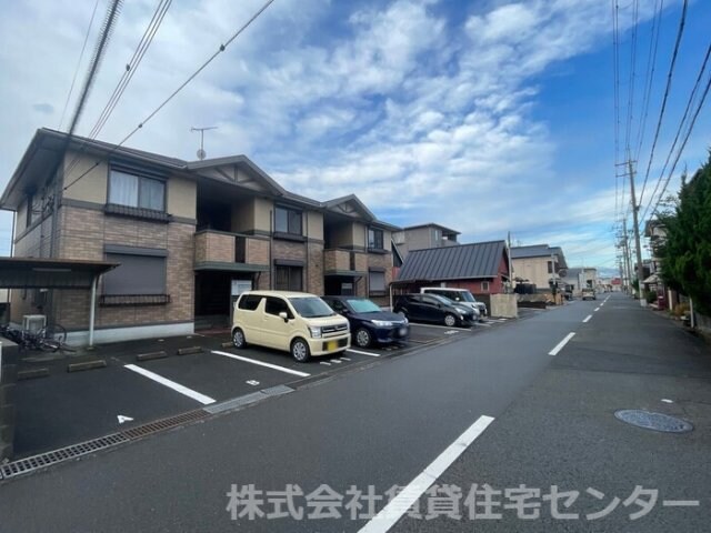 パインズコートの物件外観写真