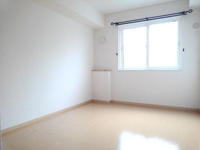 シャン・ド・フルール弐番館の物件内観写真