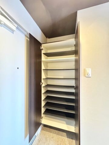 コリドール中央の物件内観写真