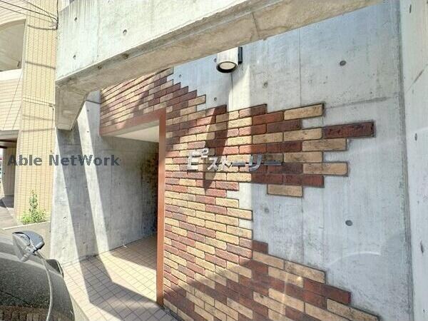 E2ストーリーの物件外観写真