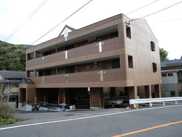 パインホームズ川平の物件外観写真