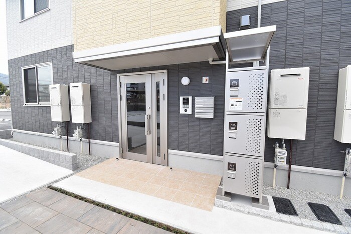 リリックガーデンB棟の物件外観写真