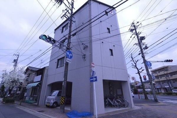 オーキッドビル白鳥の物件外観写真