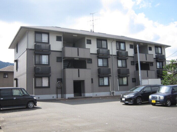 ハイカムール川口の物件外観写真