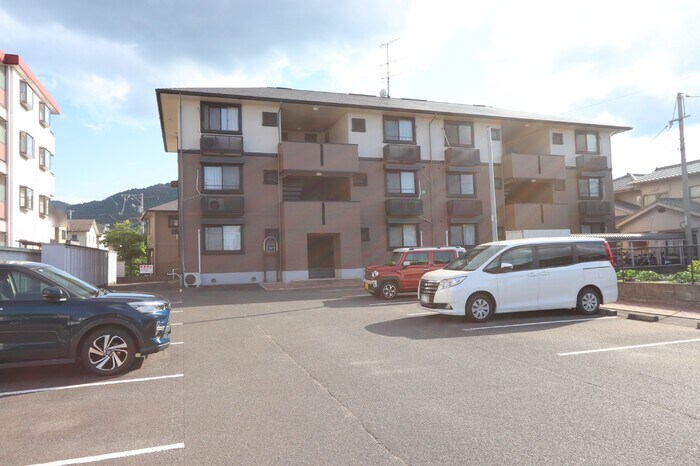 ハイカムール川口の物件外観写真