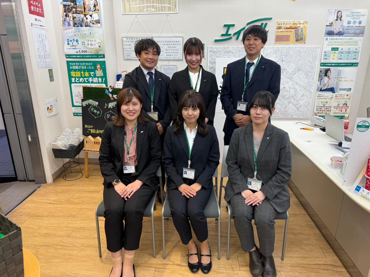 店舗スタッフ集合写真